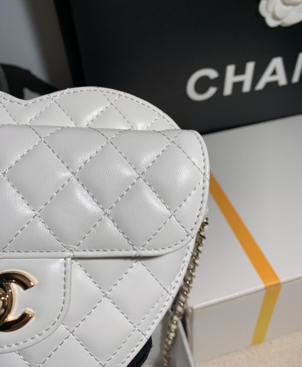 Túi Xách Chanel Ohanel 22ss Hình Trái Tim Màu Trắng 16.5x18x6 (2)